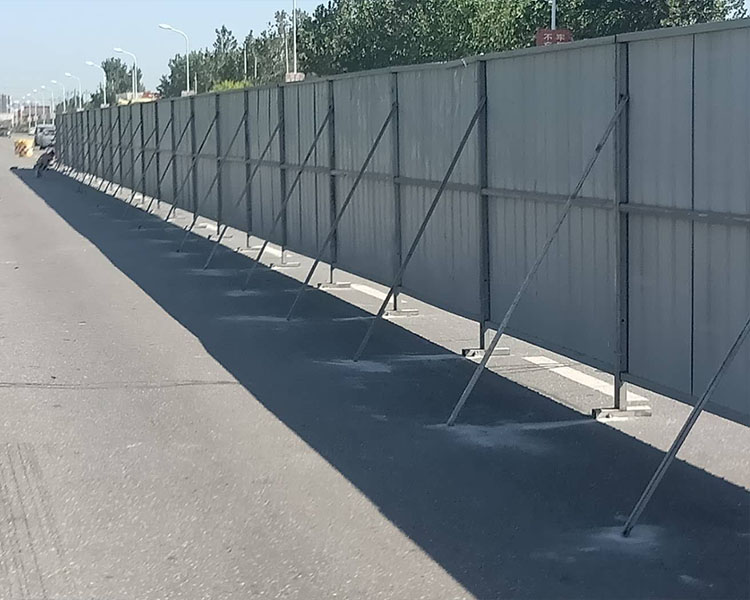 道路施工围挡板的功能与设计要点